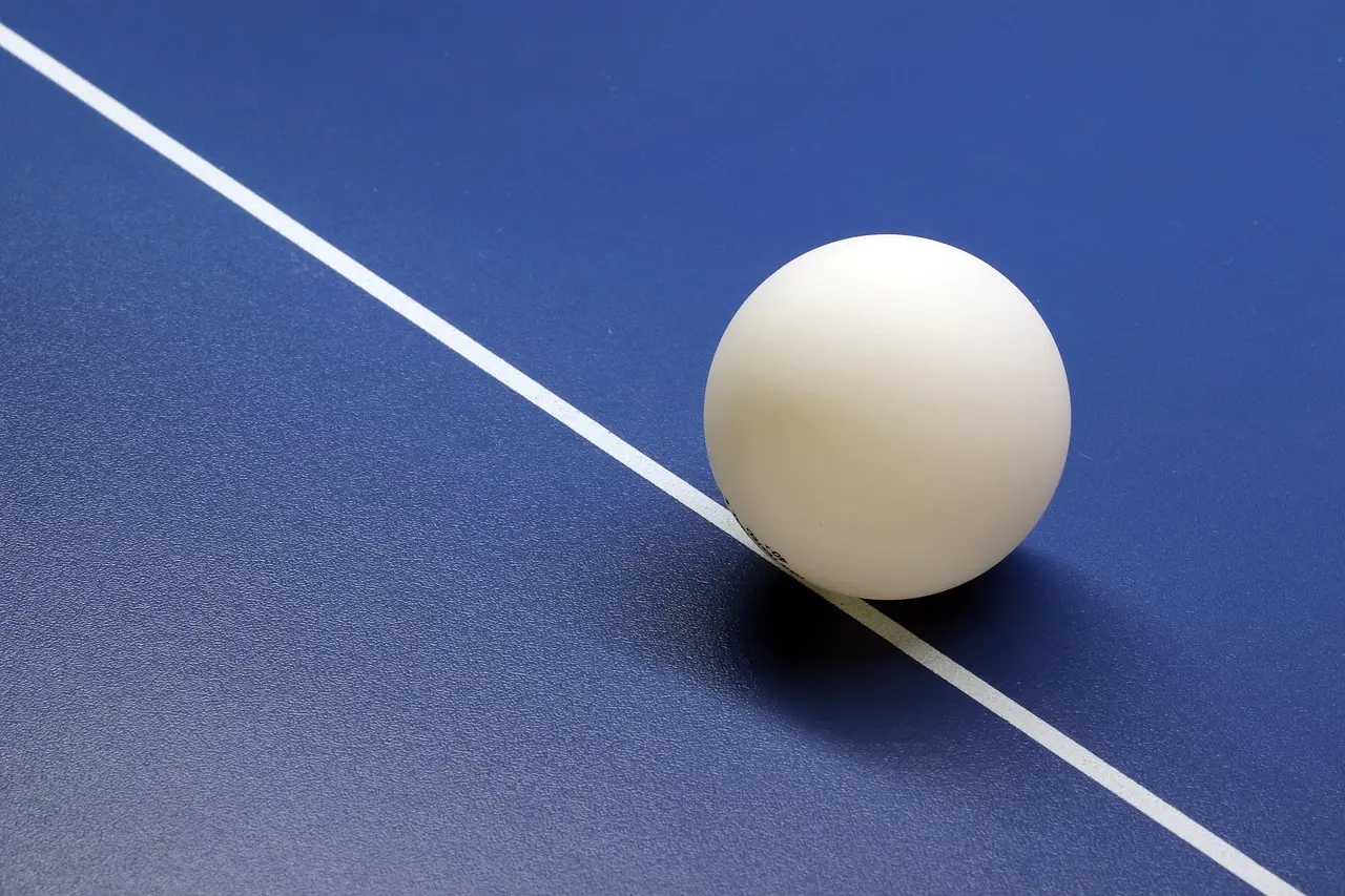 Bordtennisbold på blåt bord