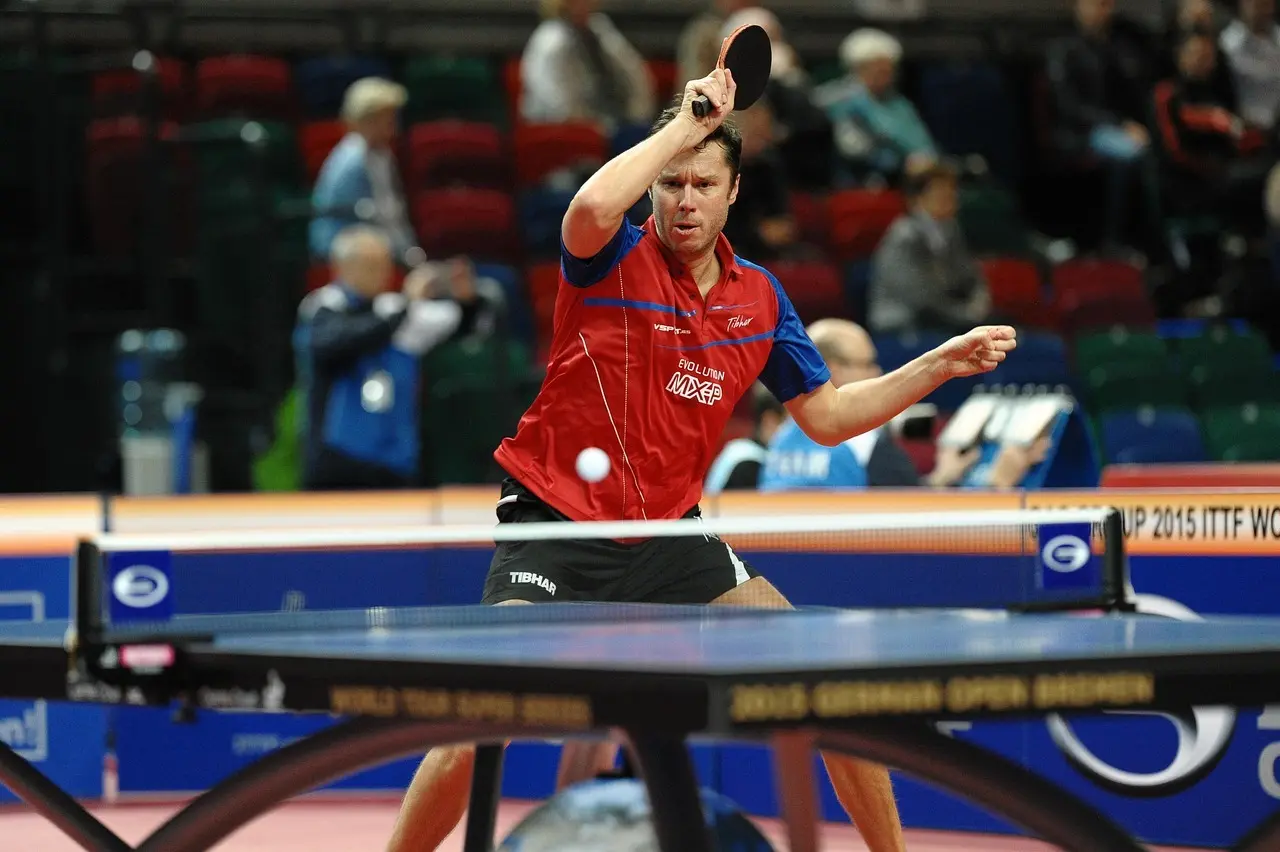 Bordtennisspiller i aktion ved bordet