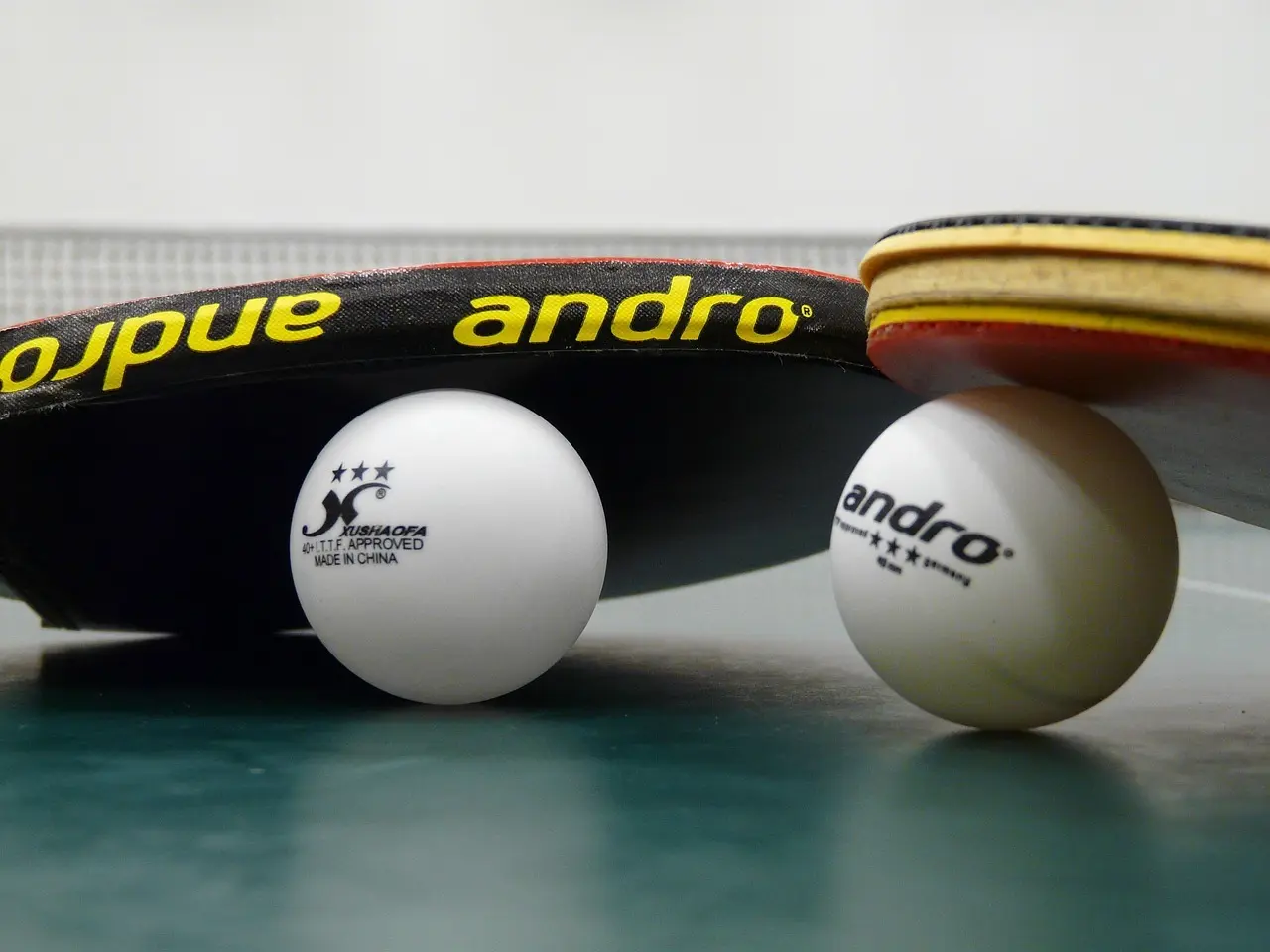 To bordtennisbat og to bolde
