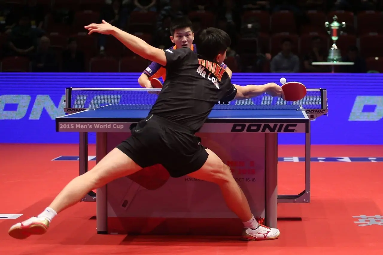 To bordtennisspillere i kamp